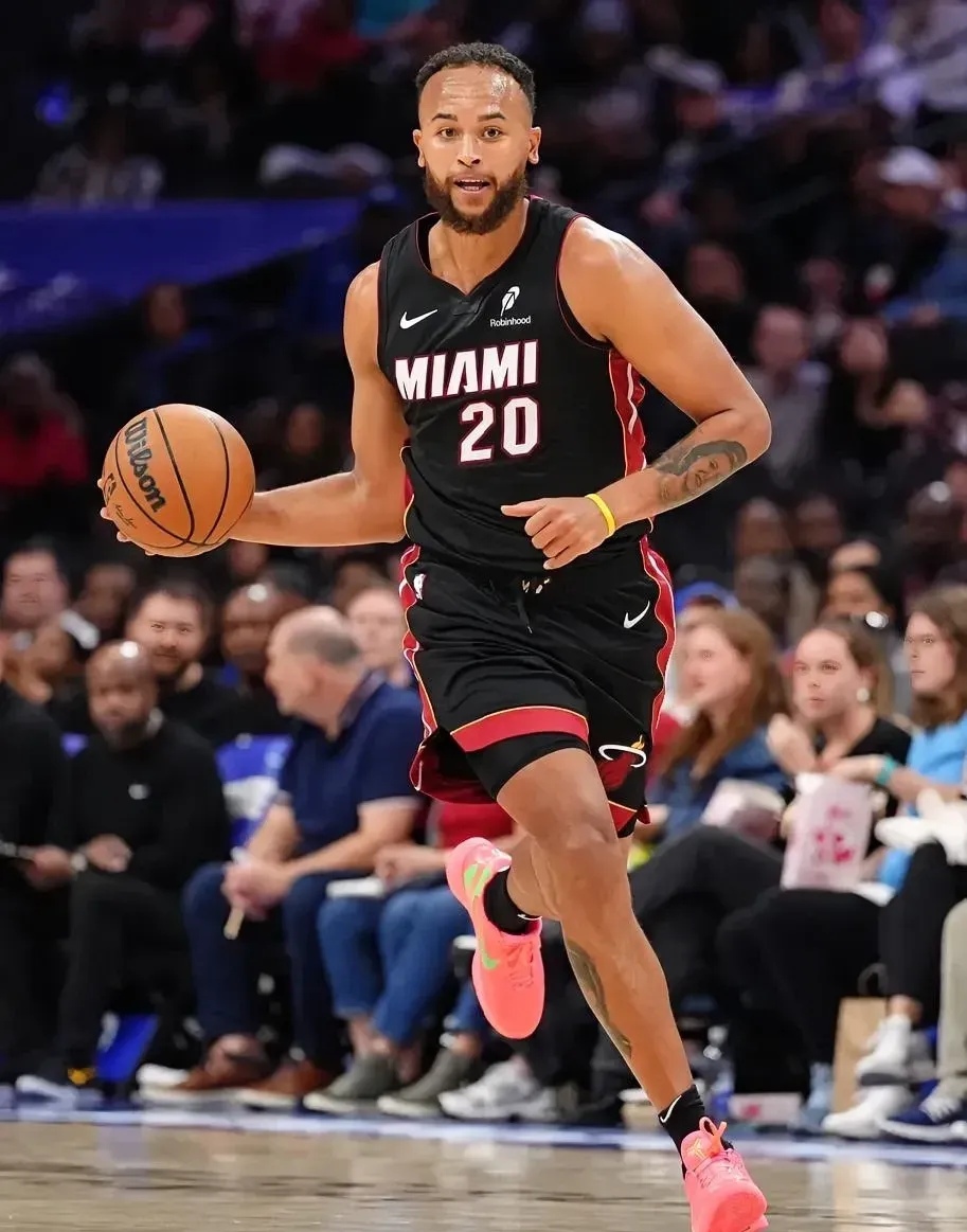 九游官方服务里程碑夜迈阿密热火强势反弹,NBA常规赛赛后刷纪录,气氛紧张,年轻球员获得机会的简单介绍