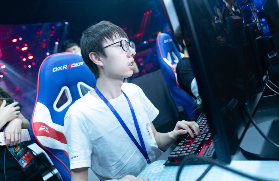 九游中国站包含JackeyLove在SKT比赛中惊险取胜，出色防守引发热议！的词条