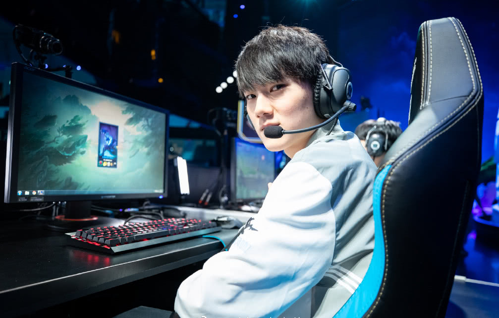 九游中国站包含JackeyLove在SKT比赛中惊险取胜,出色防守引发热议!的词条